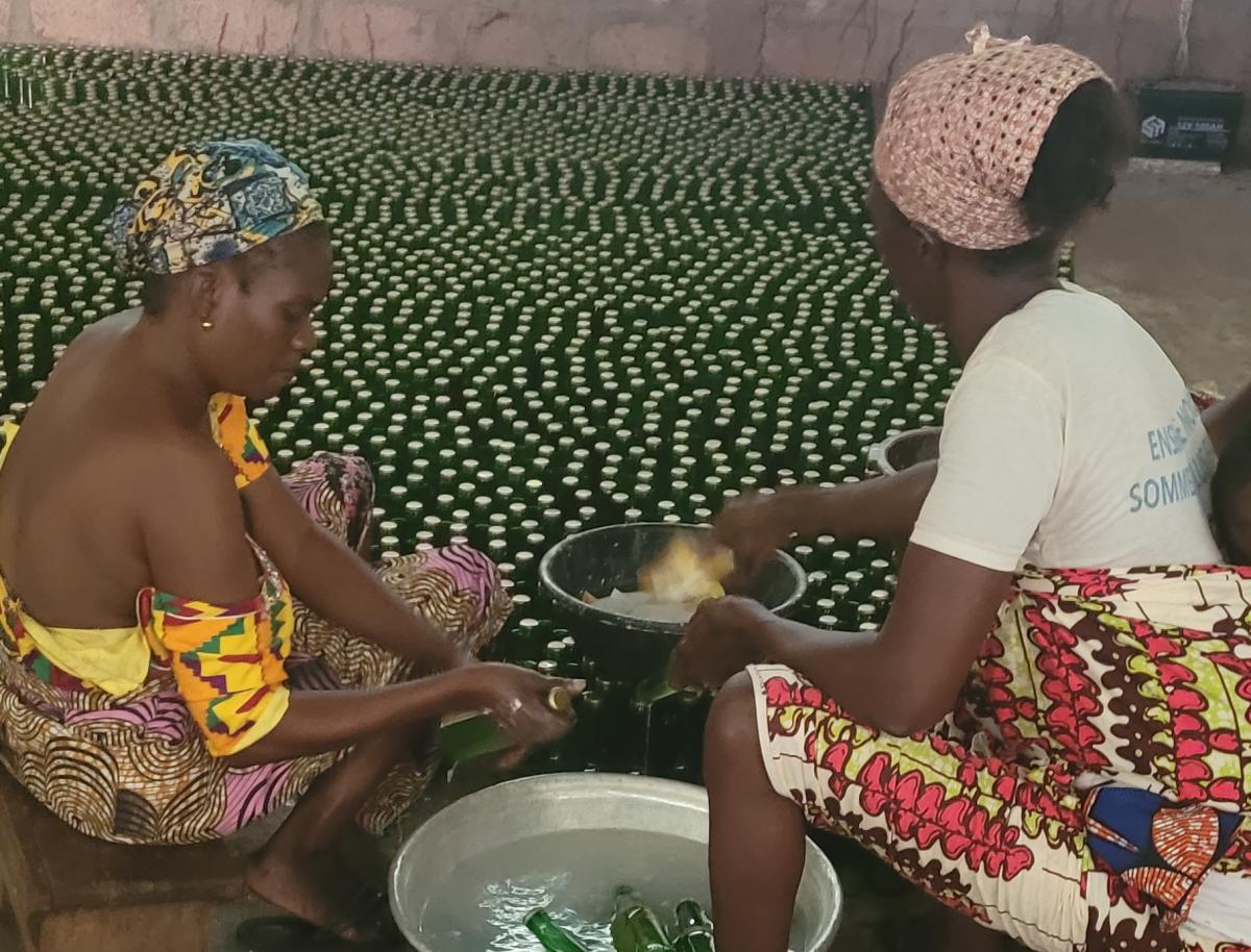Mede dankzij de investering door Kampani kan OJA (Benin) voortaan ook ananassap inblikken (© Kampani).