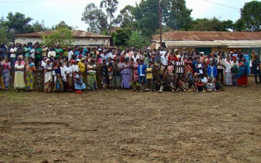 Procès Kavumu (RDC), décembre 2017. La foule attend le verdict. (c)TRIAL International