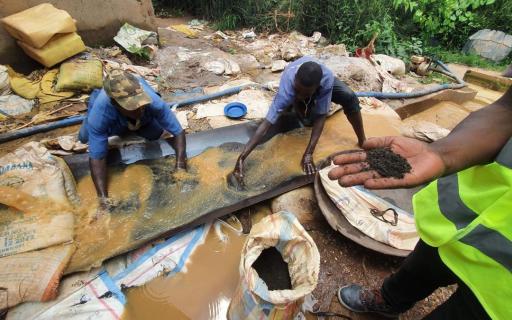 Artisan miners wash clay minerals to concentrate cassiterite (Sn) and coltan (Nb and Ta) (mining site DUMAC, Eastern Rwanda). © AfricaMuseum / A. Borst
