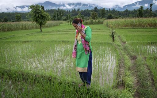 The CGIAR also helps farmers by connecting them via their smartphone with important information that can improve their livelihoods, such as here in Nepal (© C. de Bode/CGIAR)